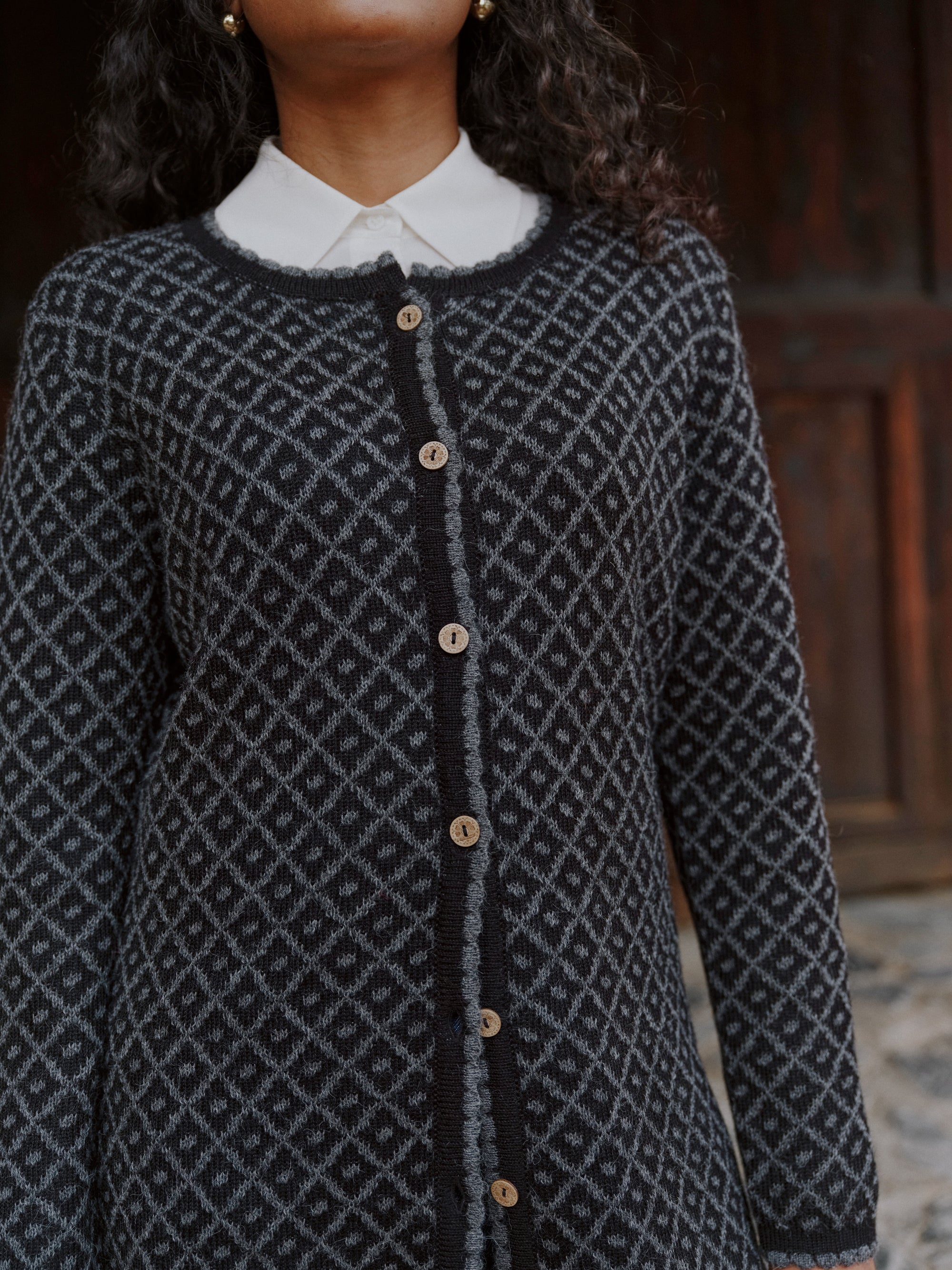 Alpaka Strickjacke Aura von Manuela Bedford in Schwarz