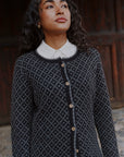 Alpaka Strickjacke Aura von Manuela Bedford in Schwarz Frontal 