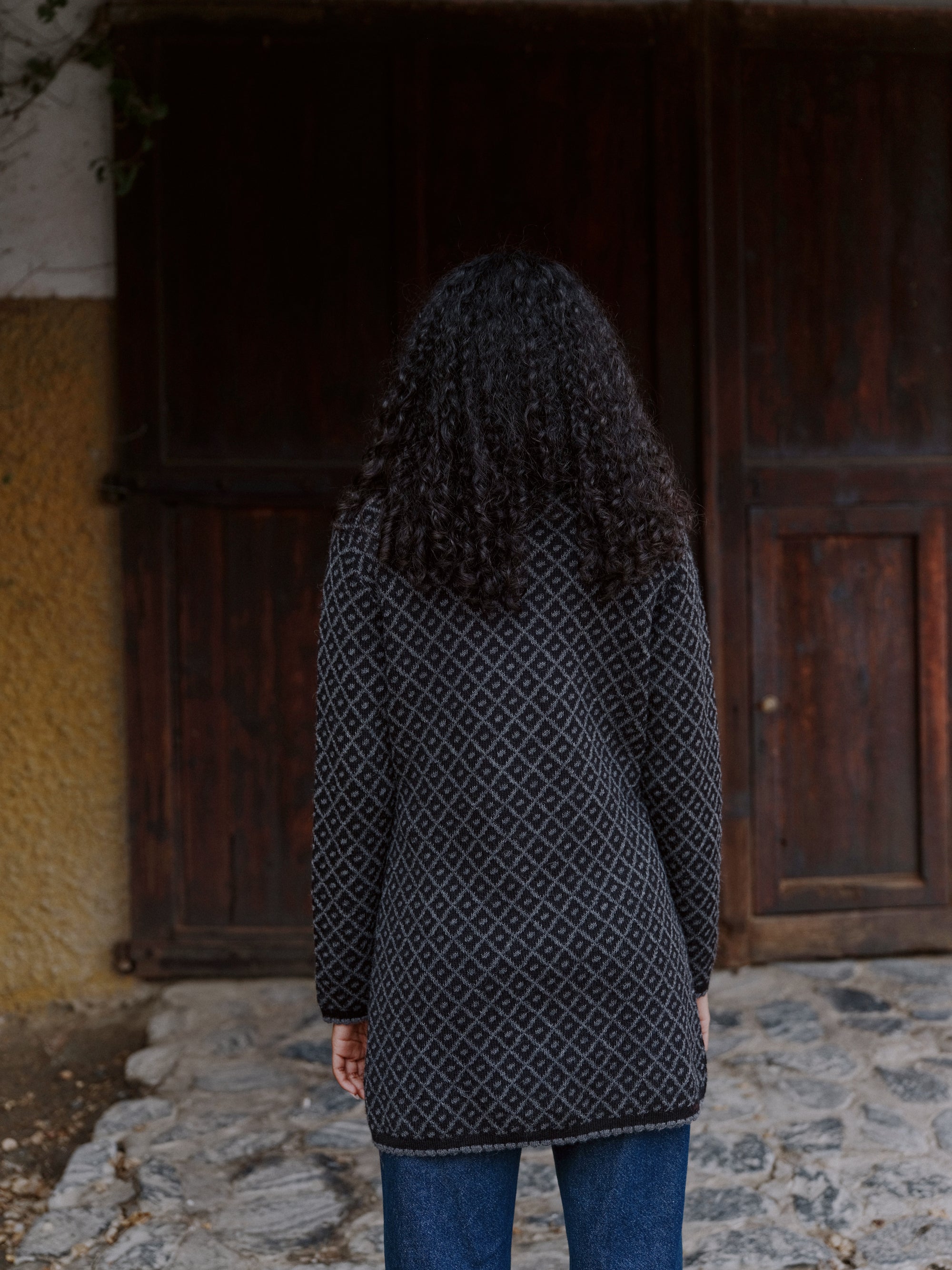 Alpaka Strickjacke Aura von Manuela Bedford Rückansicht