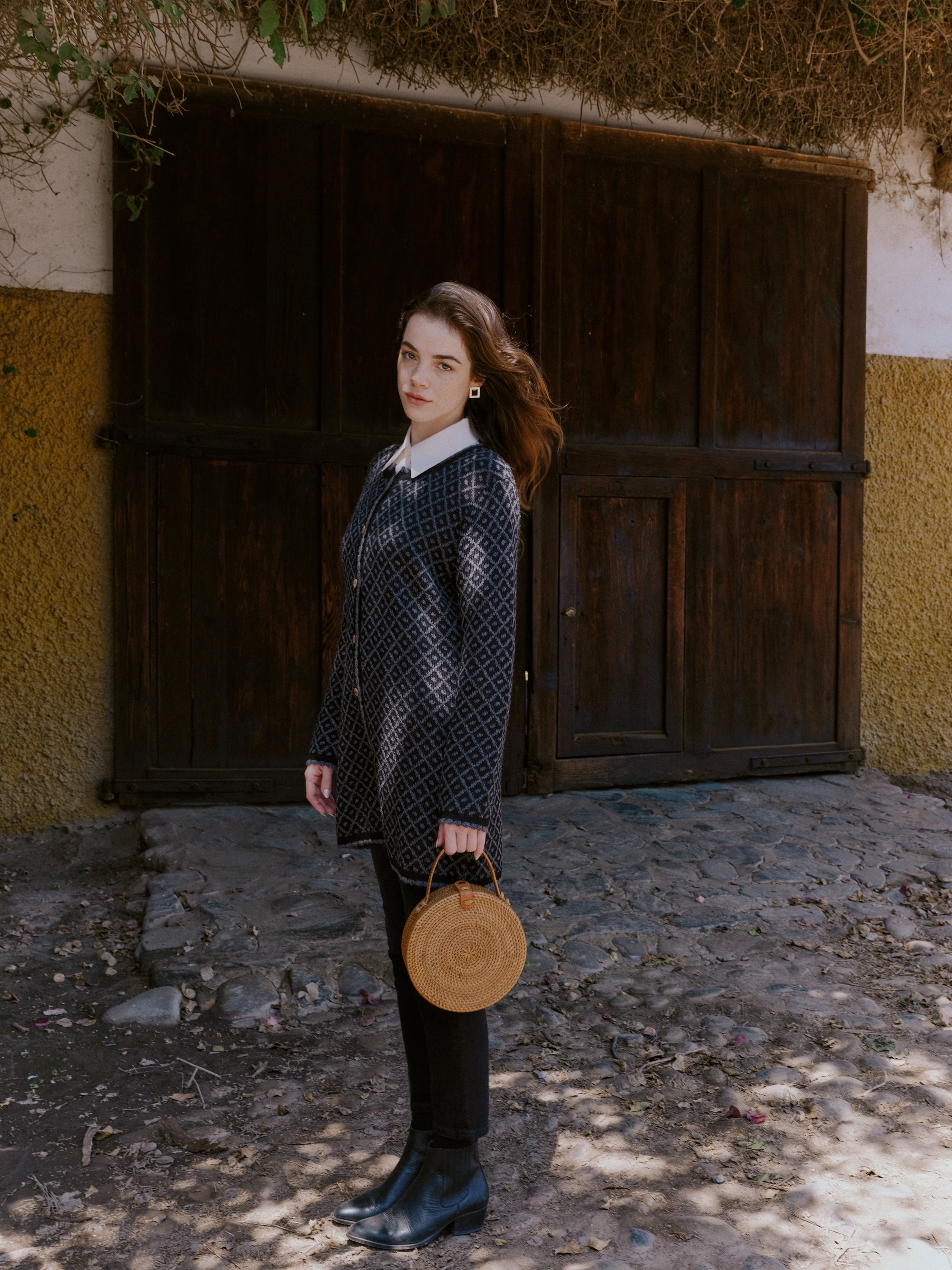 Alpaka Strickjacke Aura in Schwarz von Manuela Bedford 