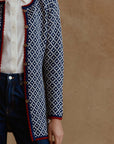Lange Alpaka Strickjacke Aura in Navy von Manuela Bedford getragen
