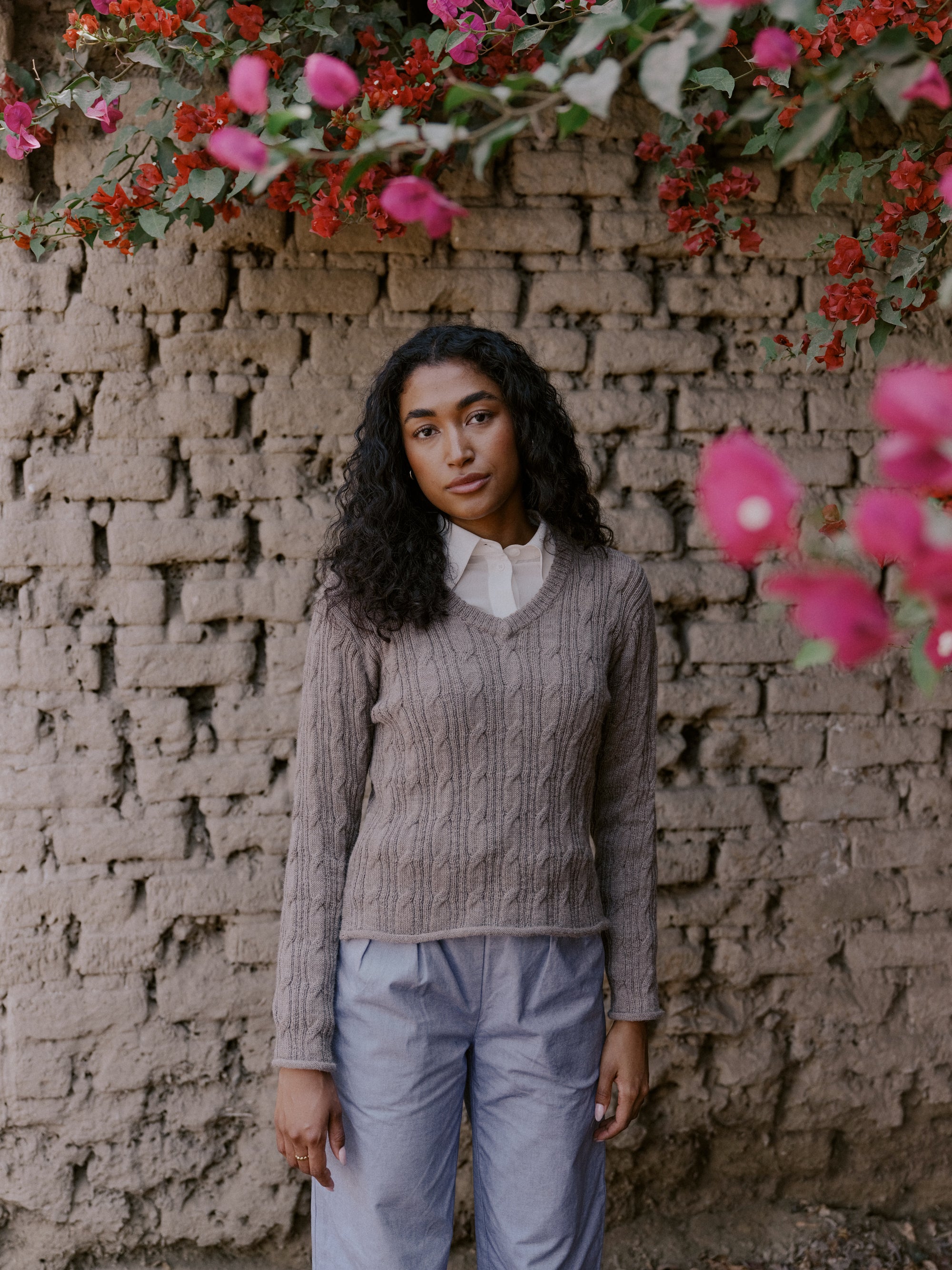 Baby Alpaka Pullover von Manuela Bedford in Taupe Gesamtansicht 