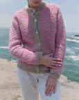 Rosa-beige gestreifte Bouclé-Strickjacke Cruz mit beiger Knopfleiste, Stehkragen und Bündchen in der Vorderansicht.