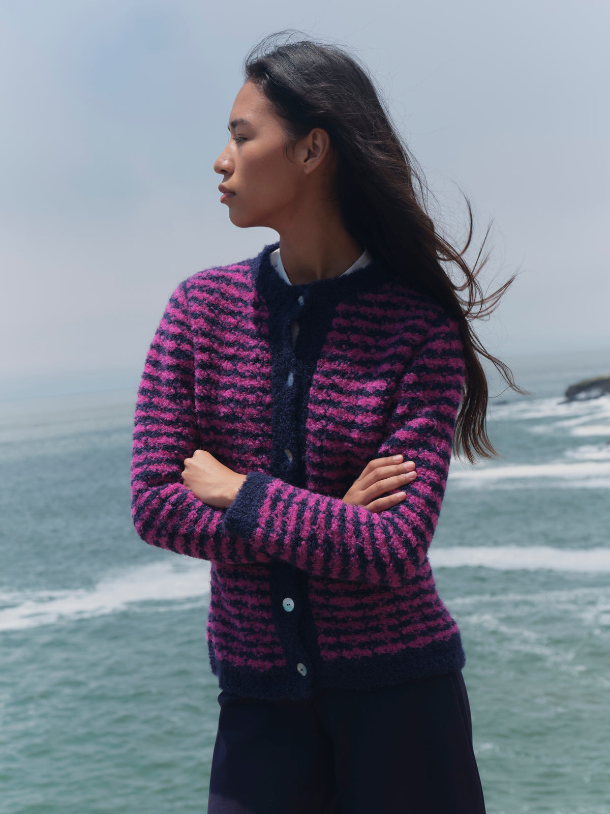 Gestreifte Alpaka-Bouclé-Strickjacke in Marine und Fuchsia von Manuela Bedford.