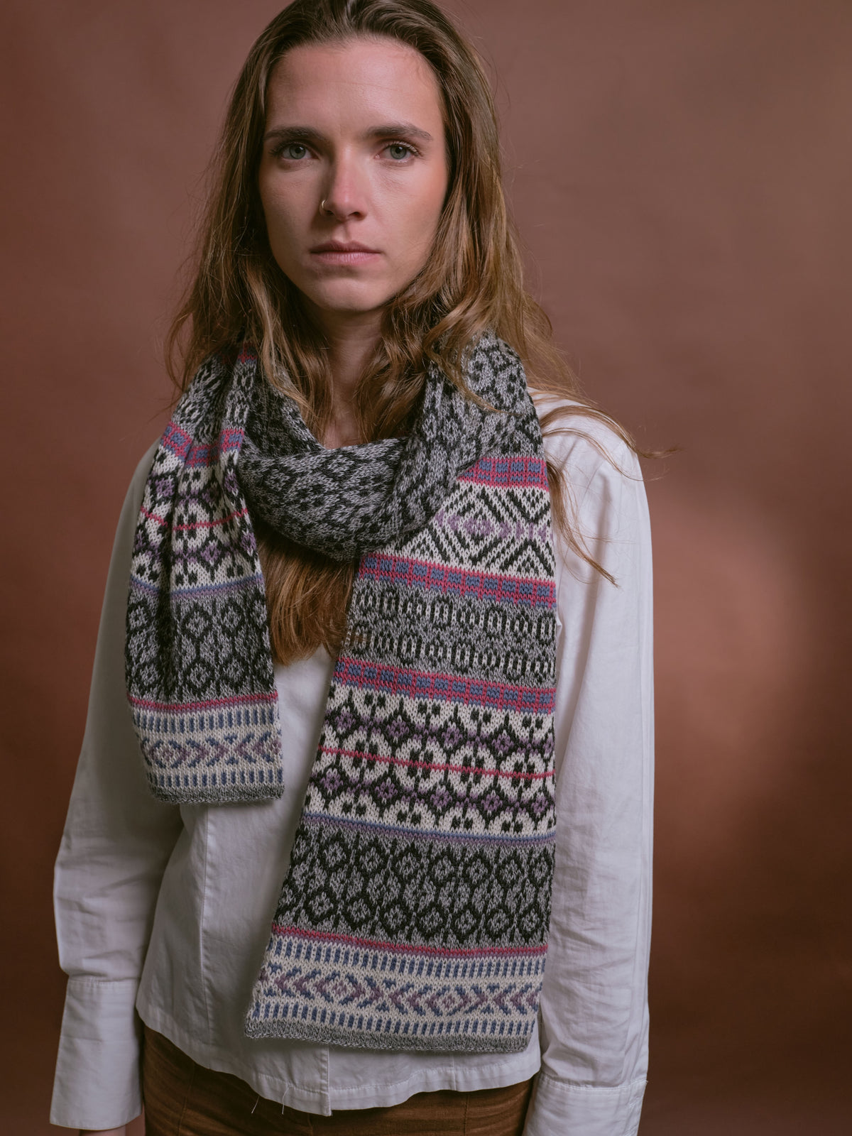 Alpaka-Jacquard-Schal in Grau-Pink von Manuela Bedford – am Model, Vorderansicht.