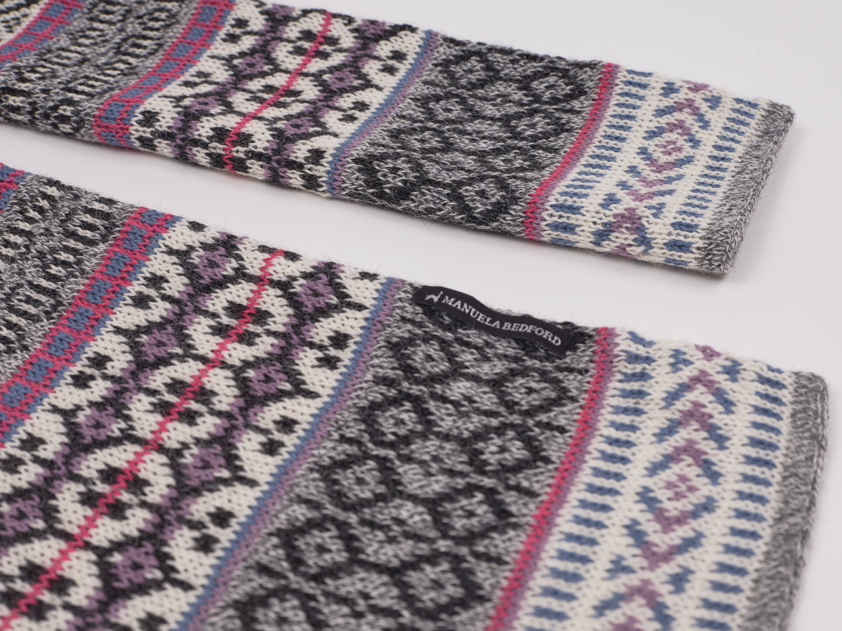 Alpaka-Jacquardschal in Grau und Pink von Manuela Bedford.