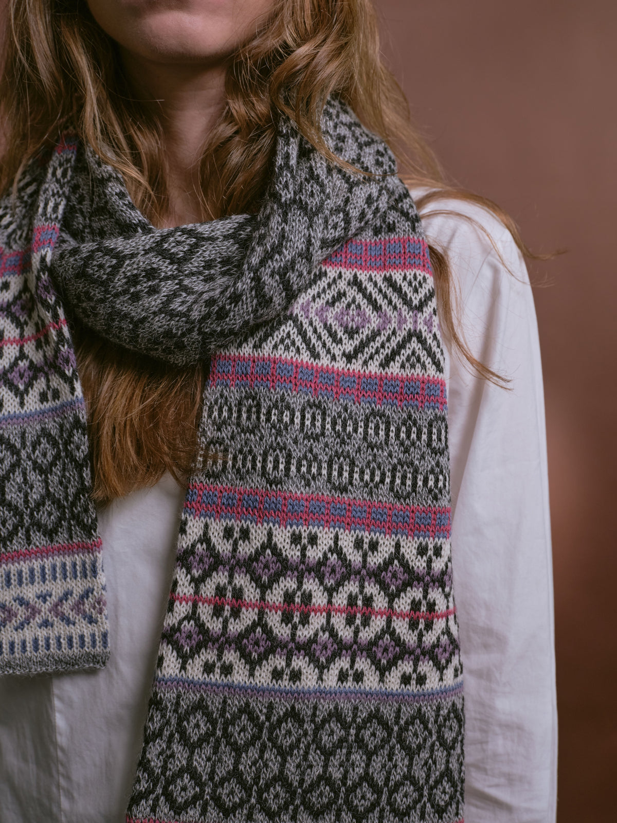 Alpaka-Jacquard-Schal in Grau-Pink von Manuela Bedford – am Model, Nahaufnahme des Jacquardmusters.