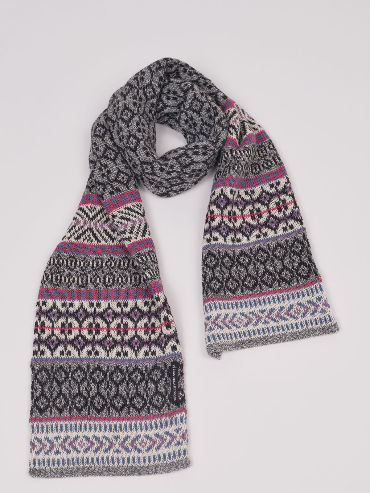 Alpaka-Jacquard-Schal in Grau-Pink von Manuela Bedford – locker gelegt auf hellem Hintergrund.