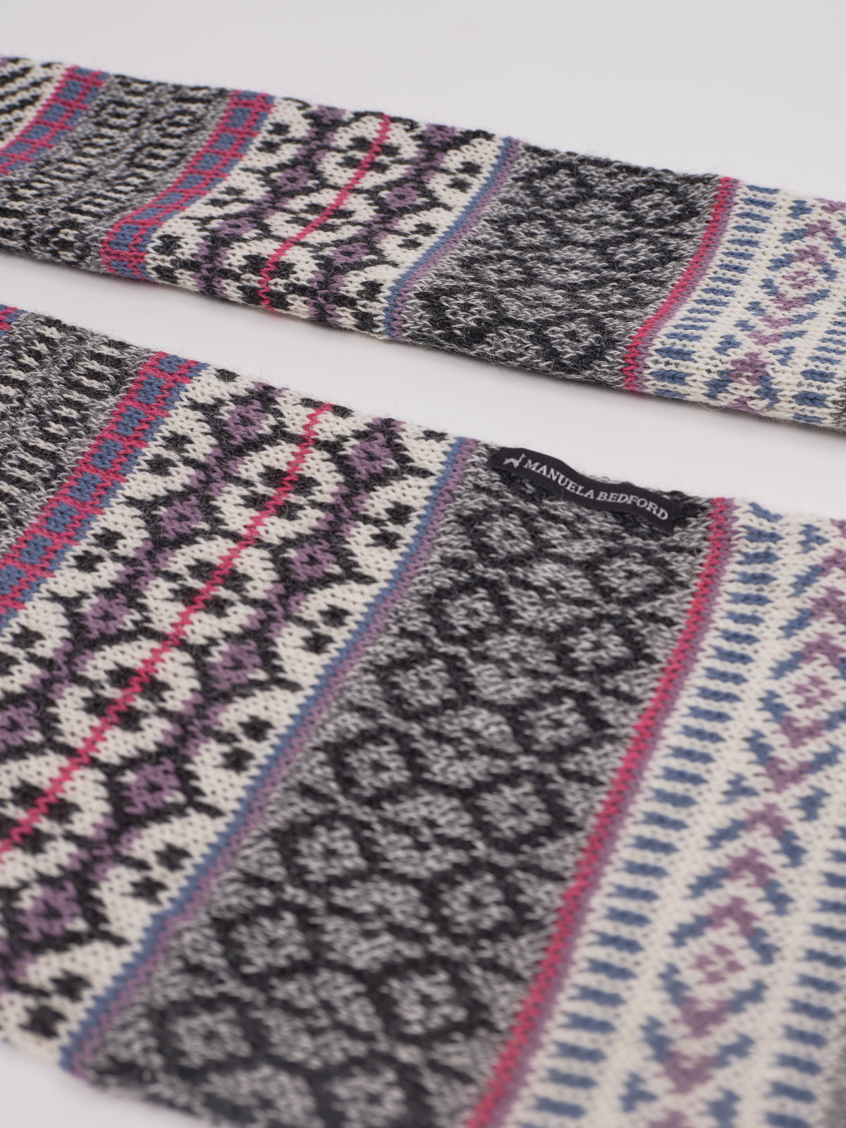 Alpaka-Jacquard-Schal in Grau-Pink von Manuela Bedford – Detail der gemusterten Schalenden.