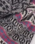 Alpaka-Jacquard-Schal in Grau-Pink von Manuela Bedford – Nahaufnahme des Jacquardmusters.