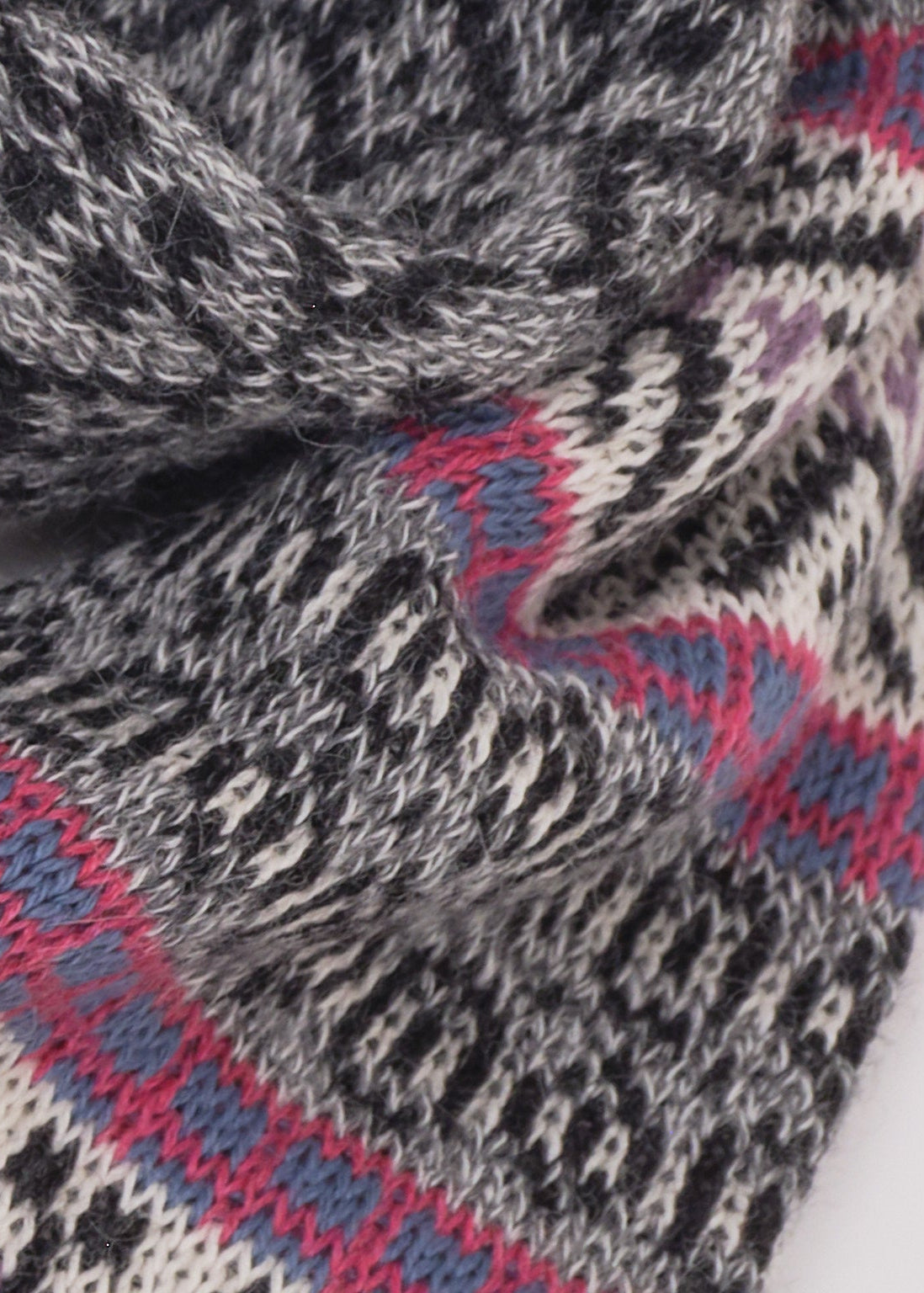 Alpaka-Jacquard-Schal in Grau-Pink von Manuela Bedford – Nahaufnahme des Jacquardmusters.