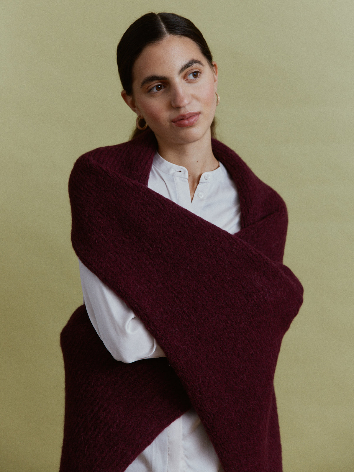Alpaka-Oversize-Schal Gabriela in Berry, breit um die Schultern gelegt – Porträt mit weißer Bluse.