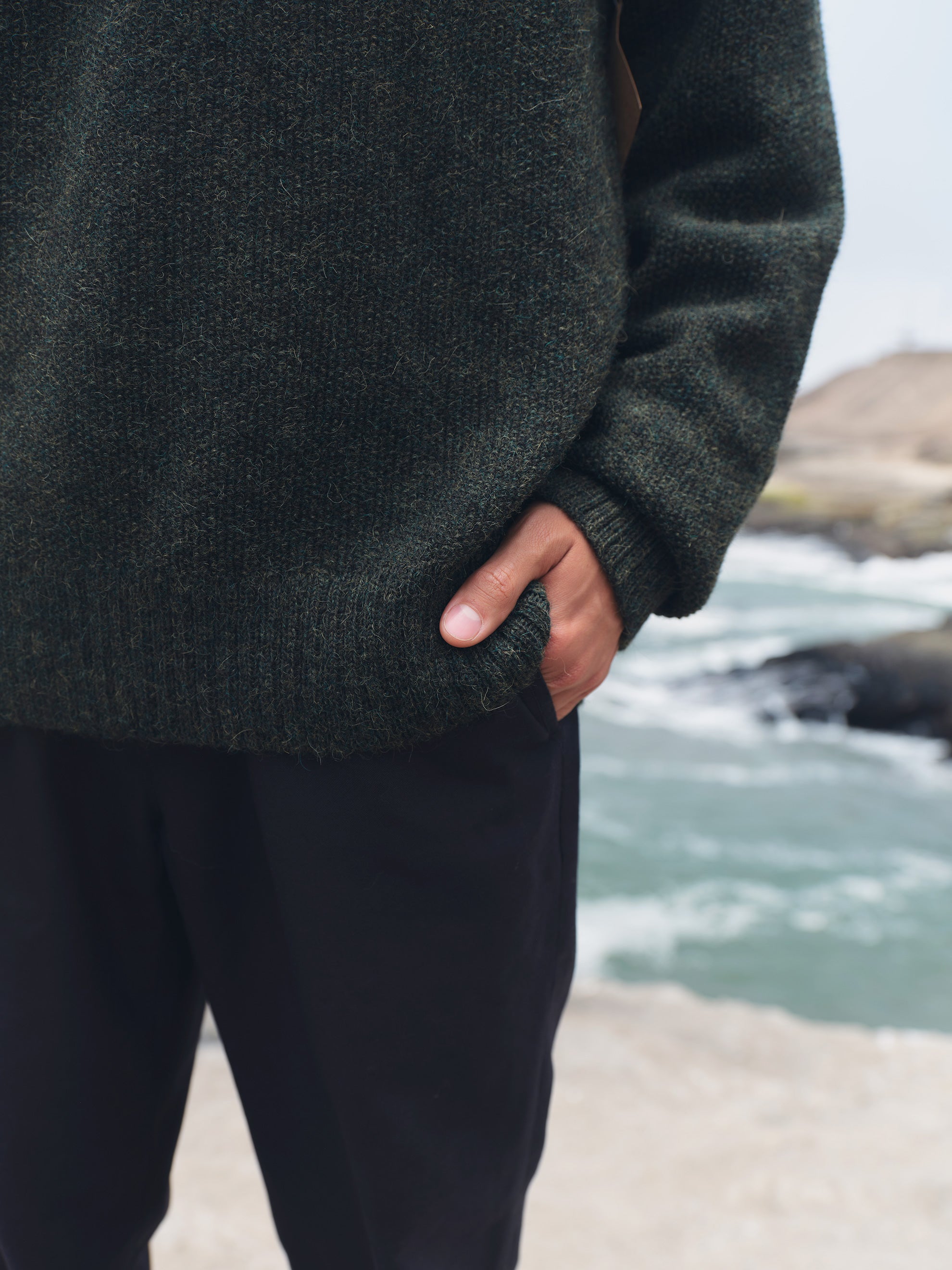 Alpaka Viacha Herren Pullover in Grün Melange von Manuela Bedford