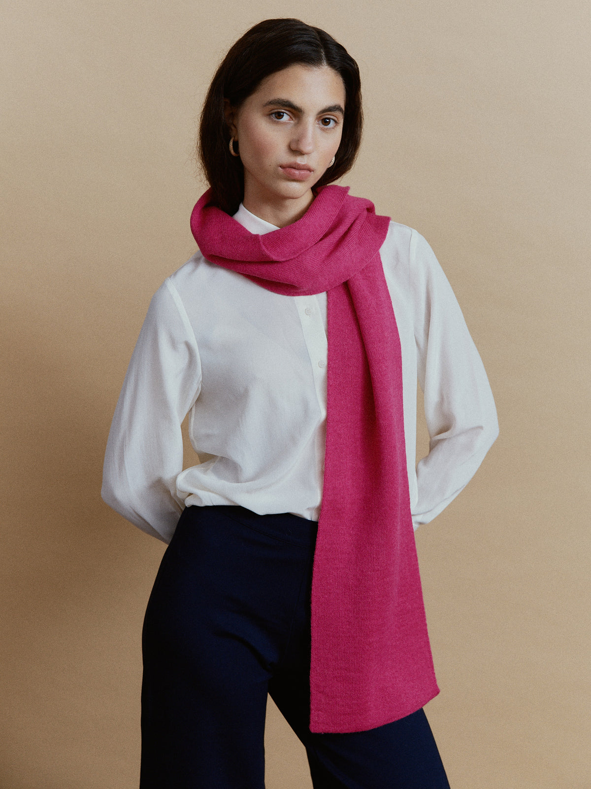 Alpaka-Schal Klassik in Fuchsia, um den Hals gewickelt und vorne lang getragen – Vorderansicht.