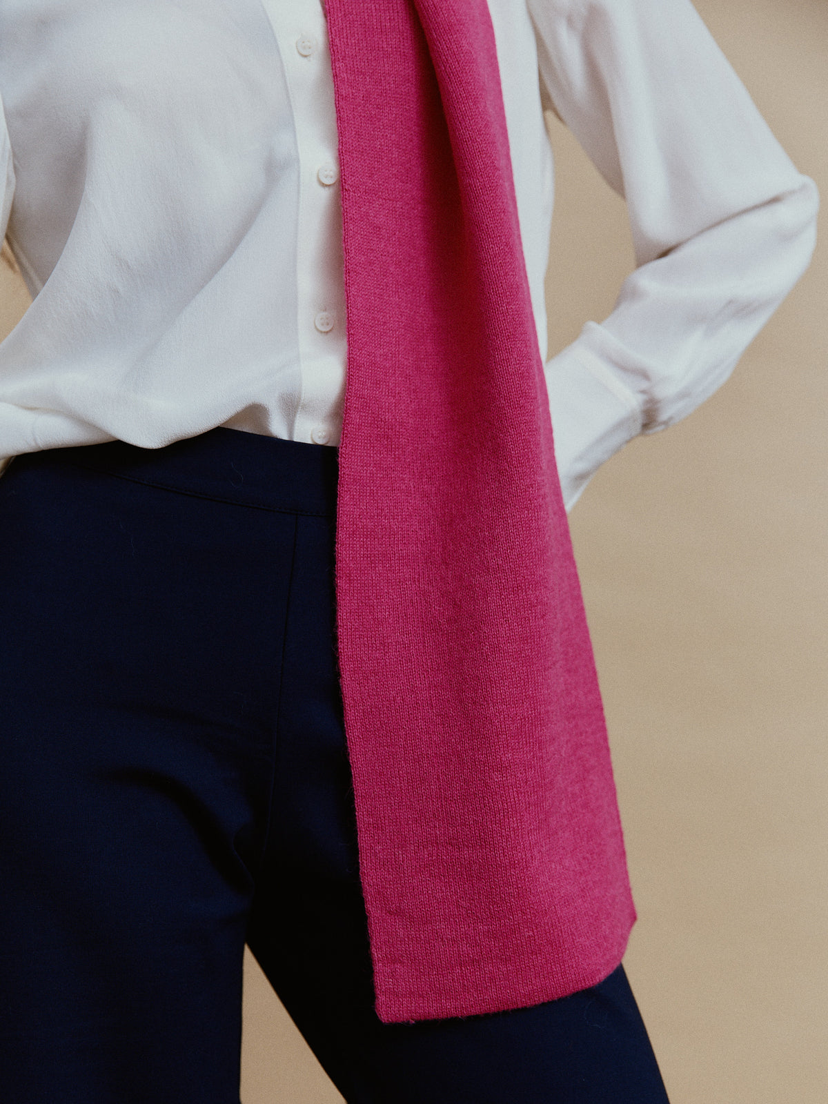 Detail des Alpaka-Schals Klassik in Fuchsia: lang herabhängendes Schalende mit geradem Abschluss.