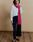 Alpaka-Schal Klassik in Fuchsia zu weißer Bluse und dunkelblauer Hose – Ganzkörperansicht.