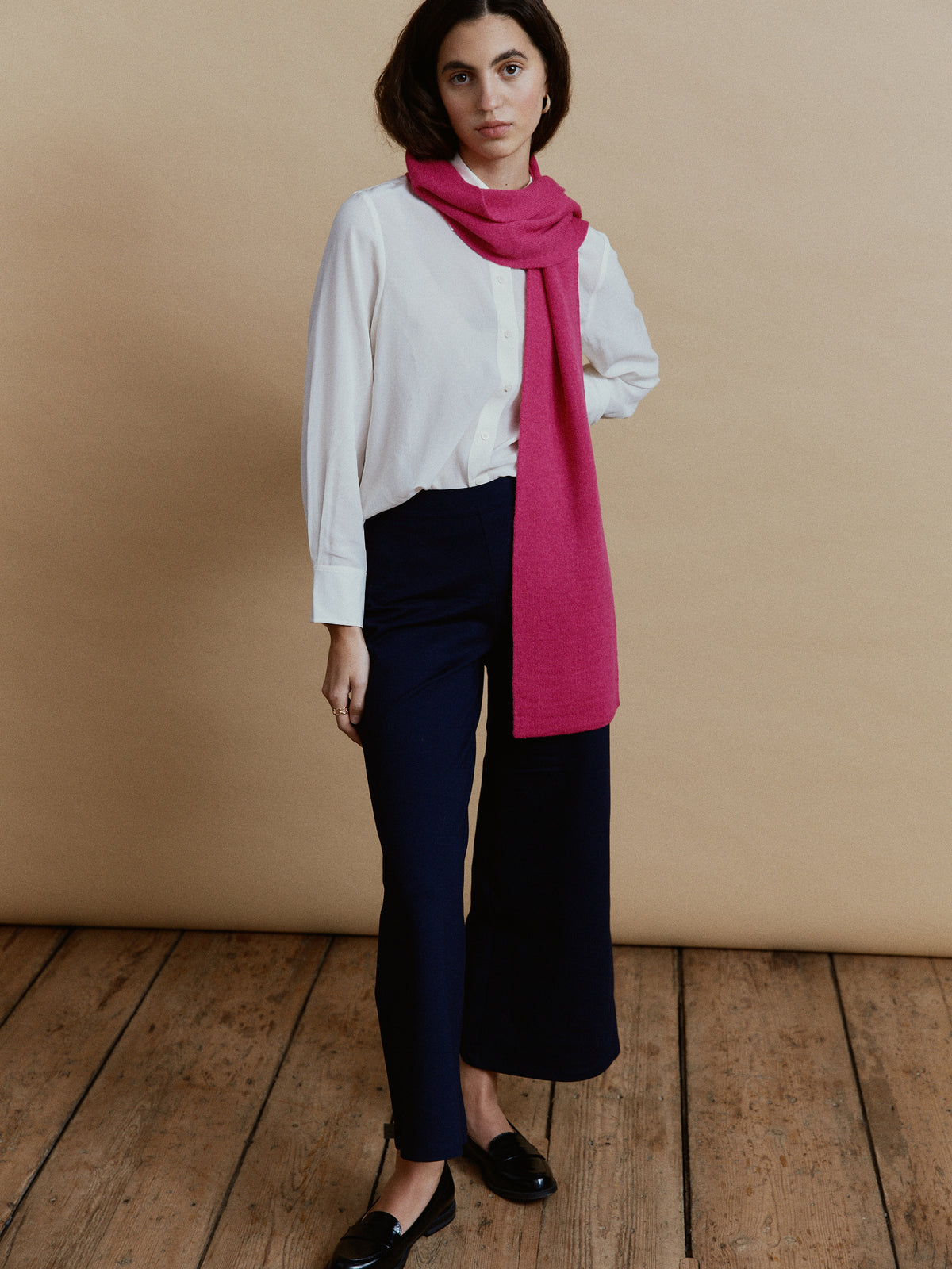 Alpaka-Schal Klassik in Fuchsia zu weißer Bluse und dunkelblauer Hose – Ganzkörperansicht.