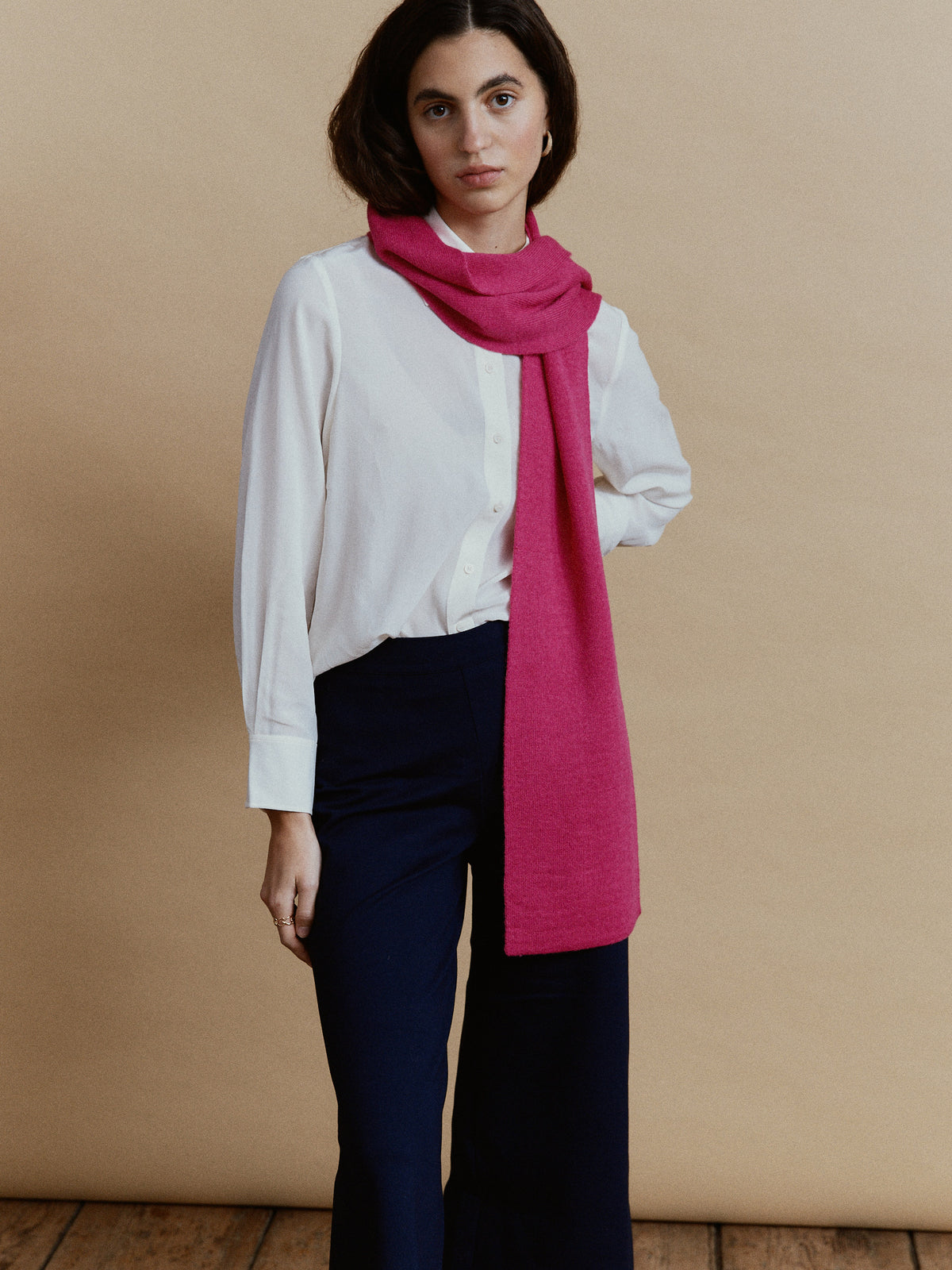 Alpaka-Schal Klassik in Fuchsia mit langem Schalende über einer weißen Bluse – schräge Vorderansicht.