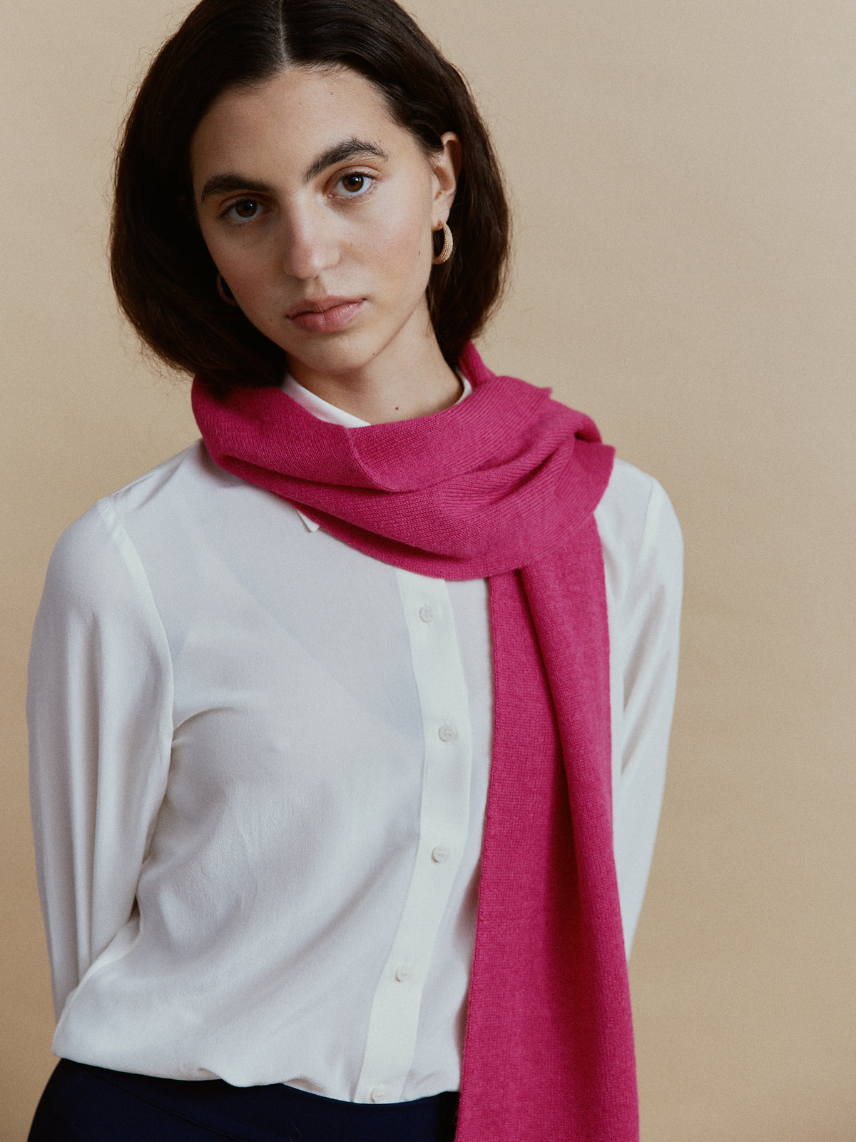 Alpaka-Schal Klassik in Fuchsia, locker um den Hals getragen – Porträt mit weißer Bluse.