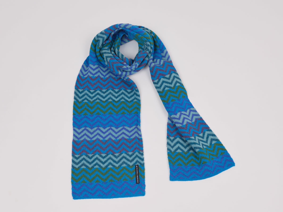 Alpaka-Jacquardschal ZigZag in Türkis von Manuela Bedford.