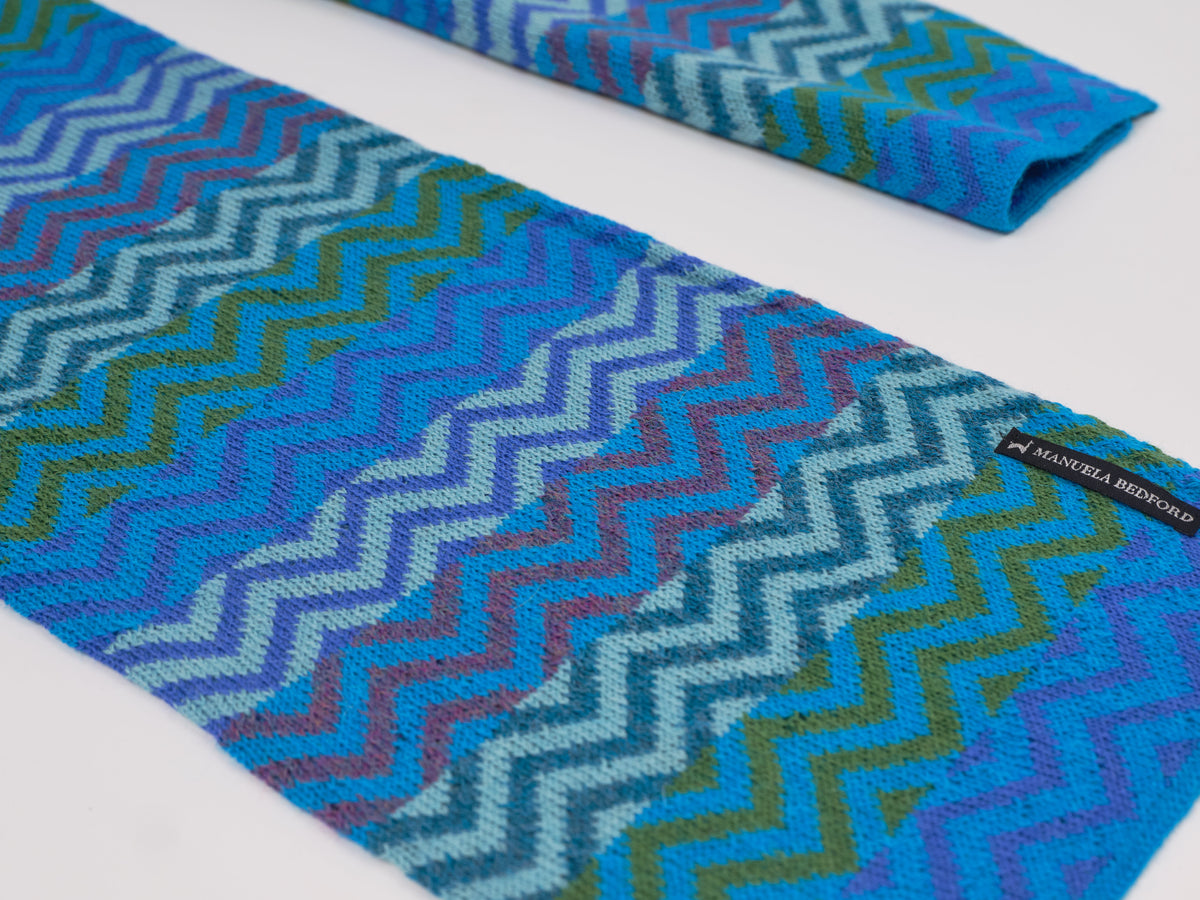 Alpaka-Jacquardschal ZigZag in Türkis von Manuela Bedford.