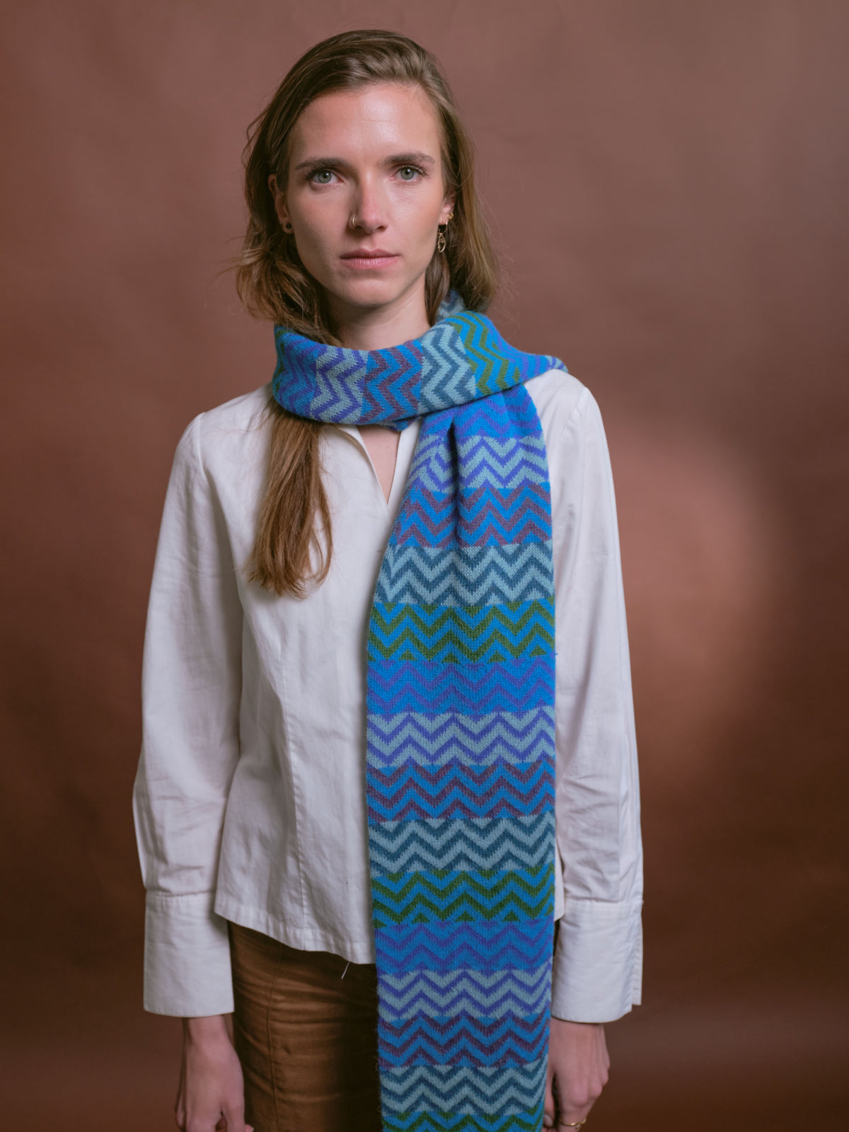 Alpaka-Schal ZigZag in Türkis von Manuela Bedford – am Model, Vorderansicht.