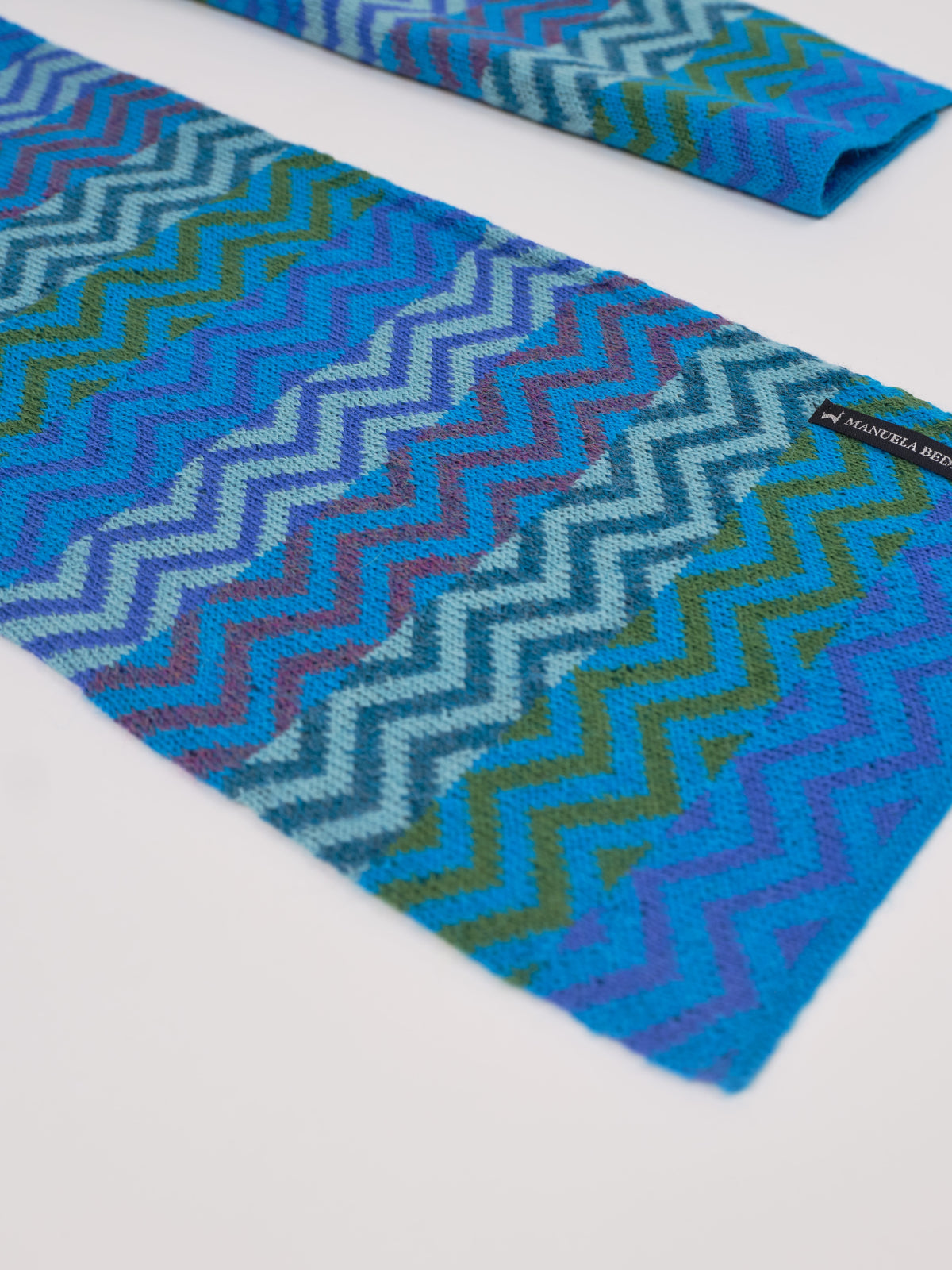 Alpaka-Schal ZigZag in Türkis von Manuela Bedford – Detail der Schalenden mit Zickzackmuster.