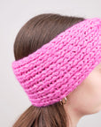 Alpaka-Stirnband Vero in Fuchsia an einer Frau – seitliche Trageansicht mit sichtbarer Strickstruktur.
