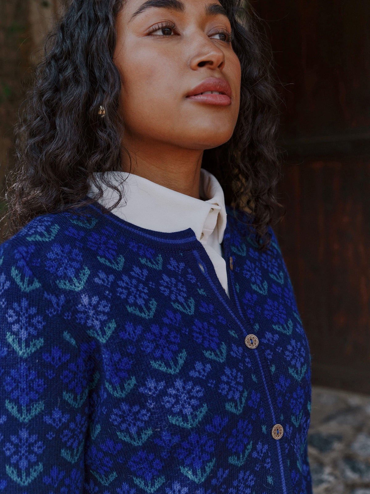 Nahaufnahme der Alpaka-Strickjacke Alma in Blau von Manuela Bedford.