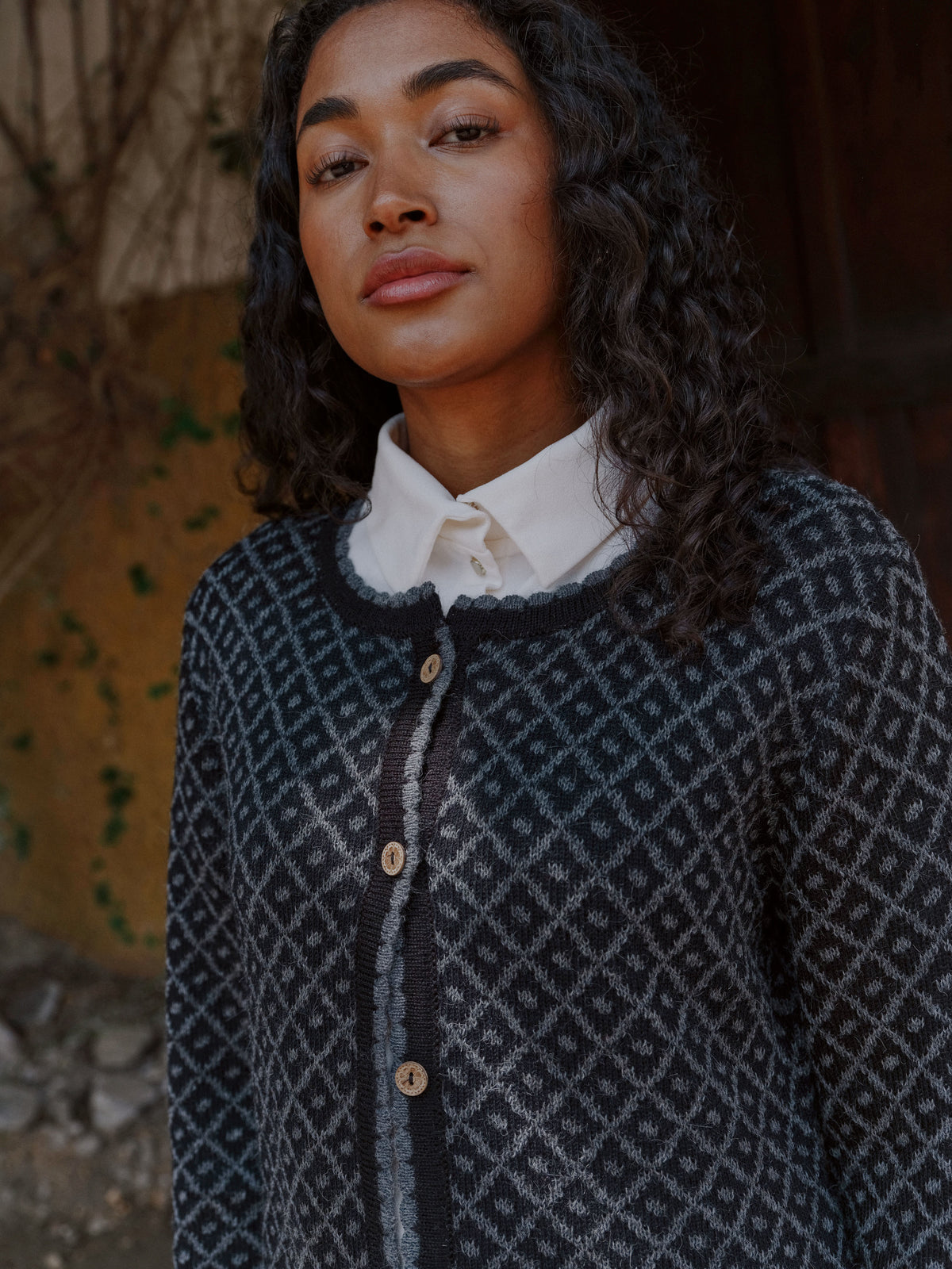 Detail der Alpaka-Strickjacke Aura in Schwarz von Manuela Bedford.