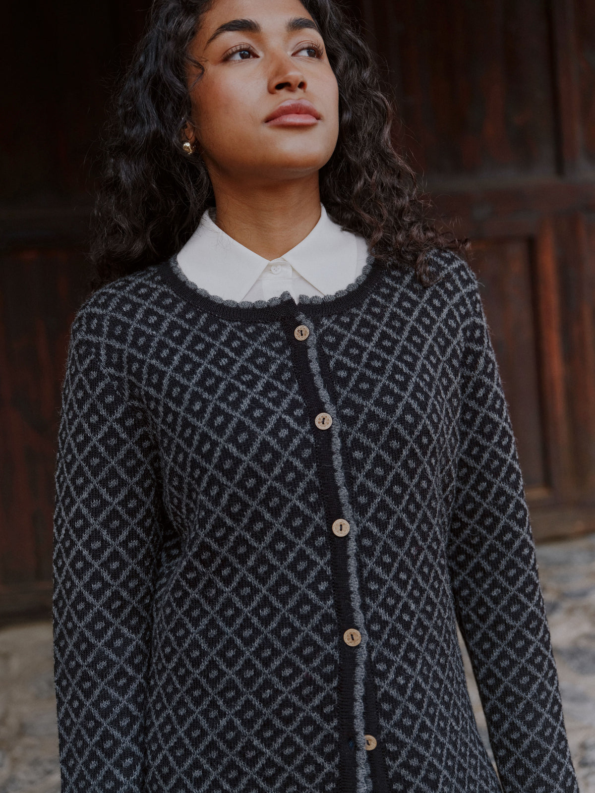 Vorderansicht der Alpaka-Strickjacke Aura in Schwarz von Manuela Bedford.