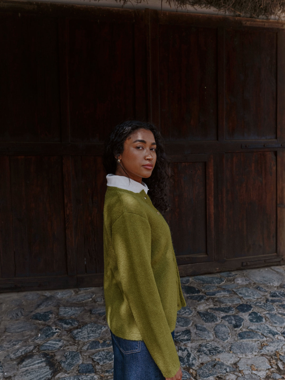 Rundhals-Strickjacke Klassik aus Alpaka in Grün von Manuela Bedford.