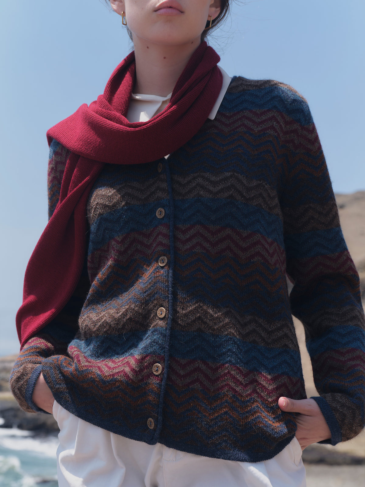 Alpaka Strickjacke Zigzag Andres in Brauntönen von Manuela Bedford