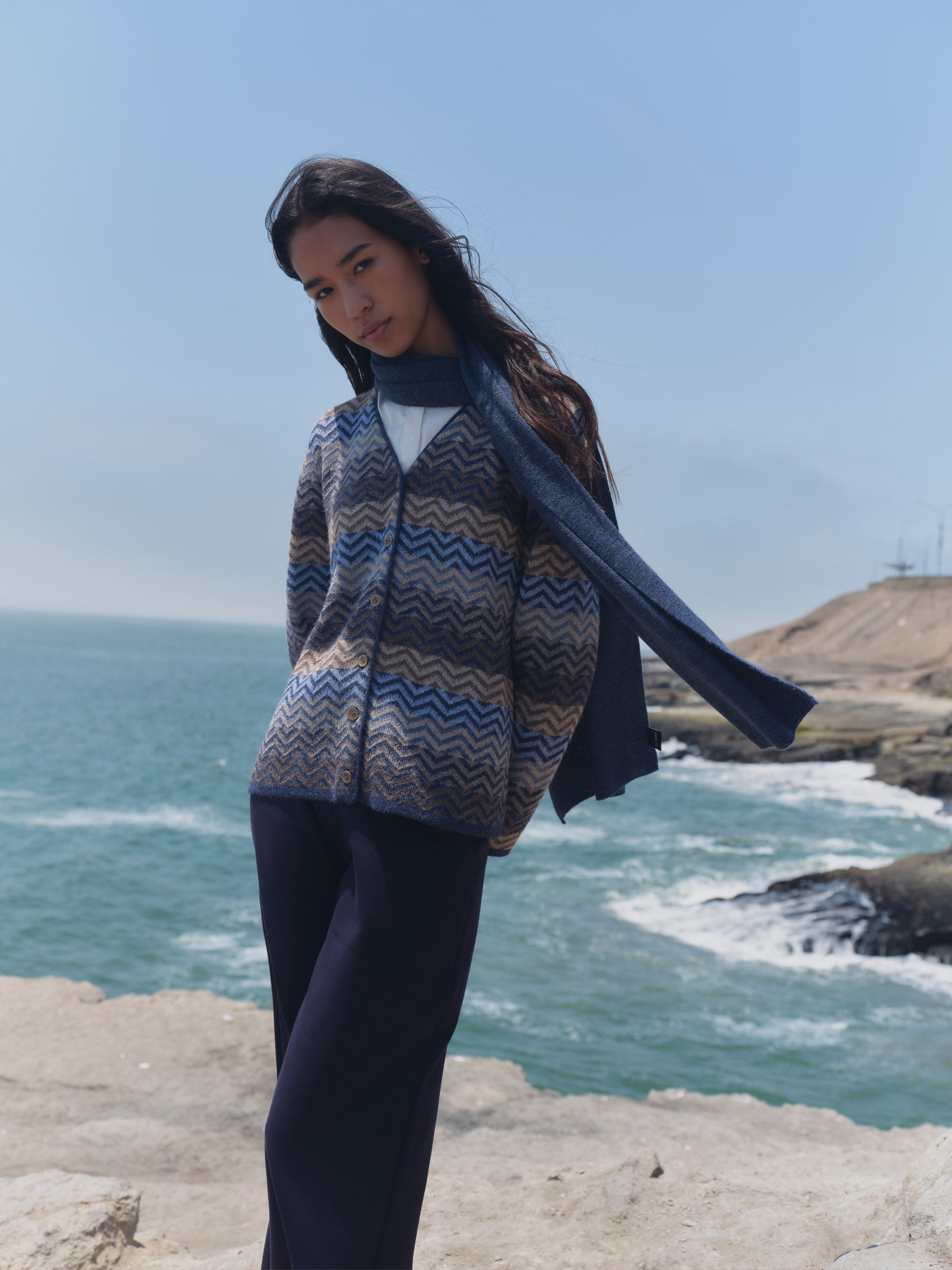Alpaka Strickjacke Zigzag in Jeans von Manuela Bedford