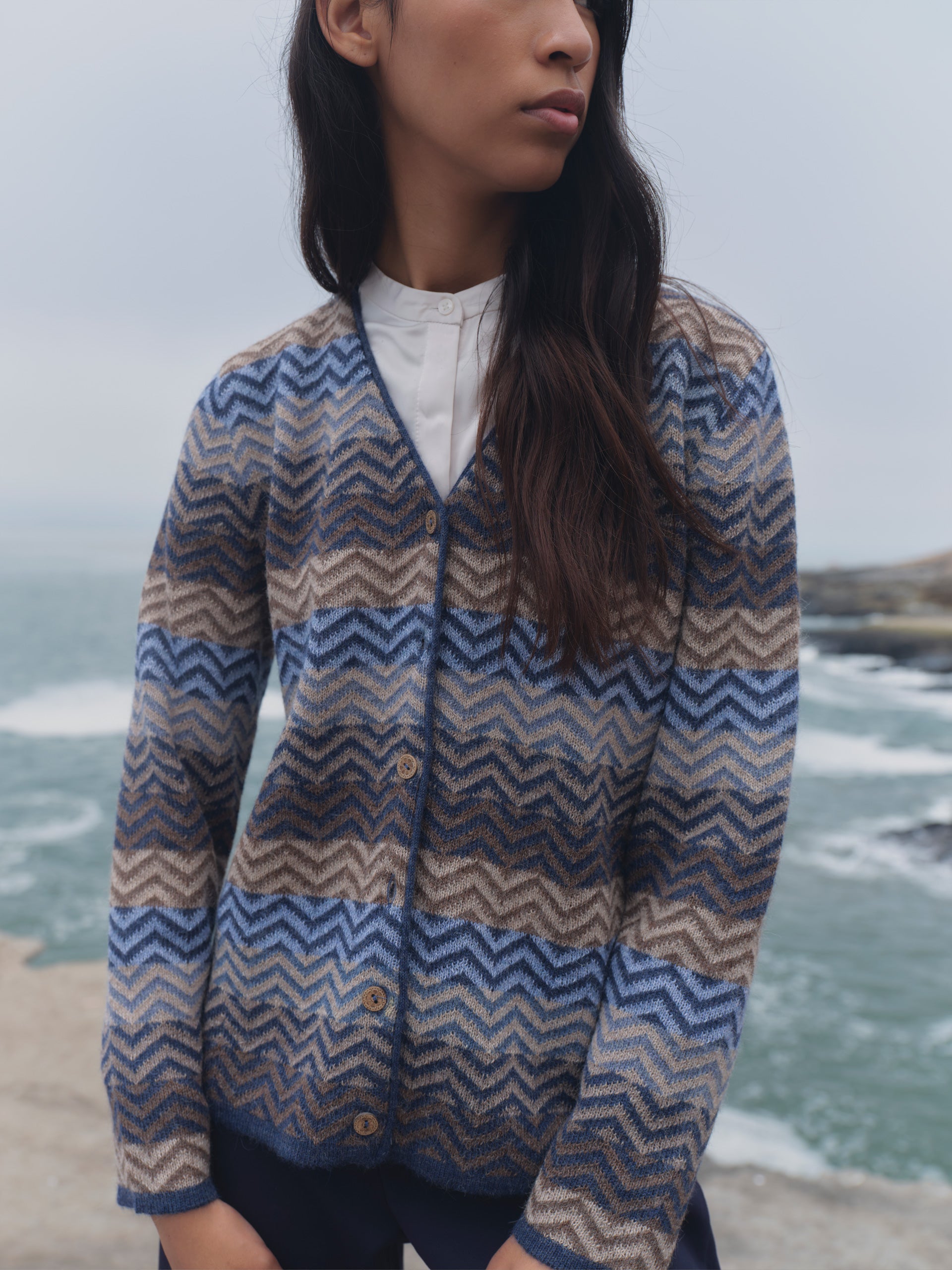 Alpaka Strickjacke Zigzag in Jeans von Manuela Bedford