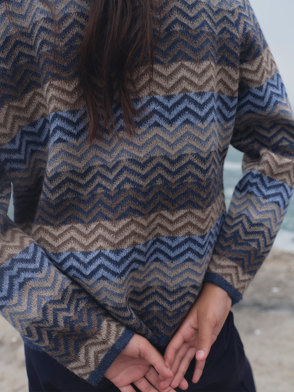 Alpaka Strickjacke Zigzag in Jeans von Manuela Bedford