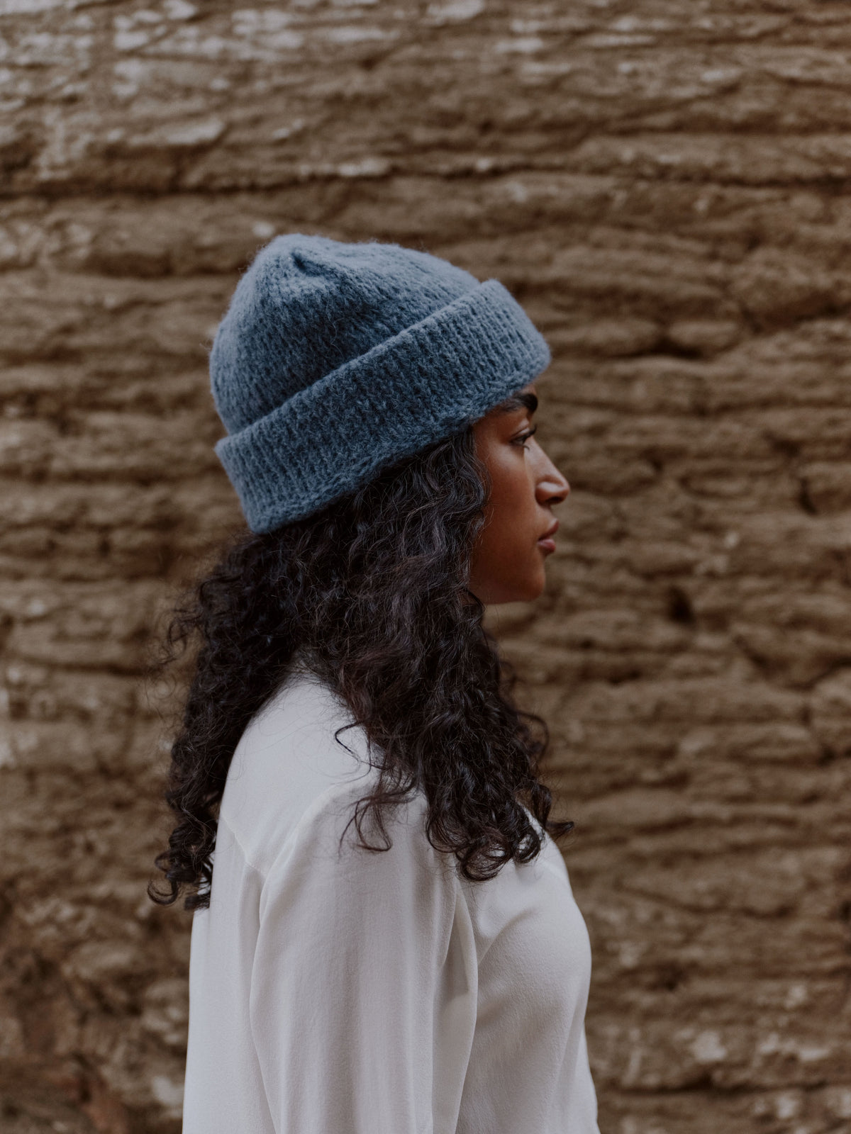 Seitenansicht der Beanie aus Baby Alpaka in Jeansblau und Grau von Manuela Bedford.