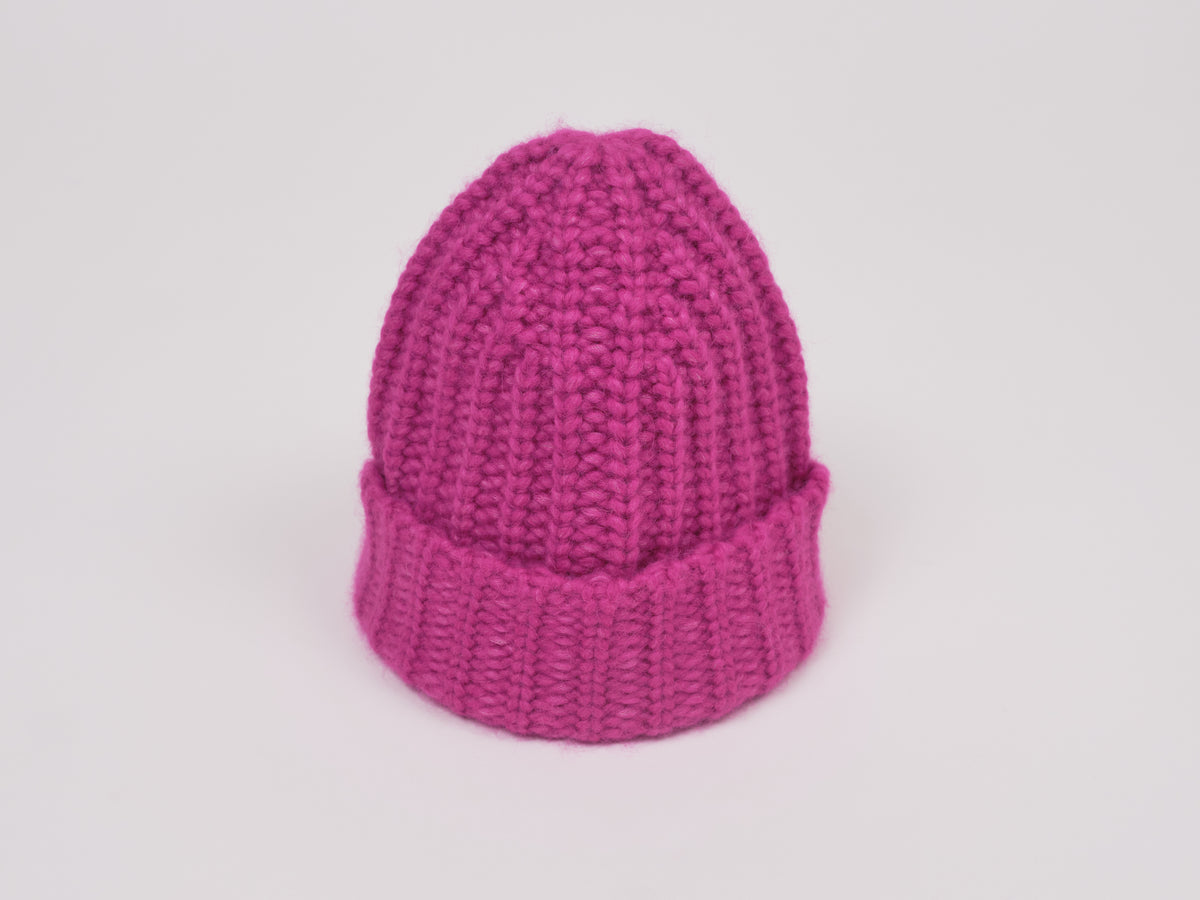 Mütze aus Baby Alpaka in Fuchsia von Manuela Bedford.