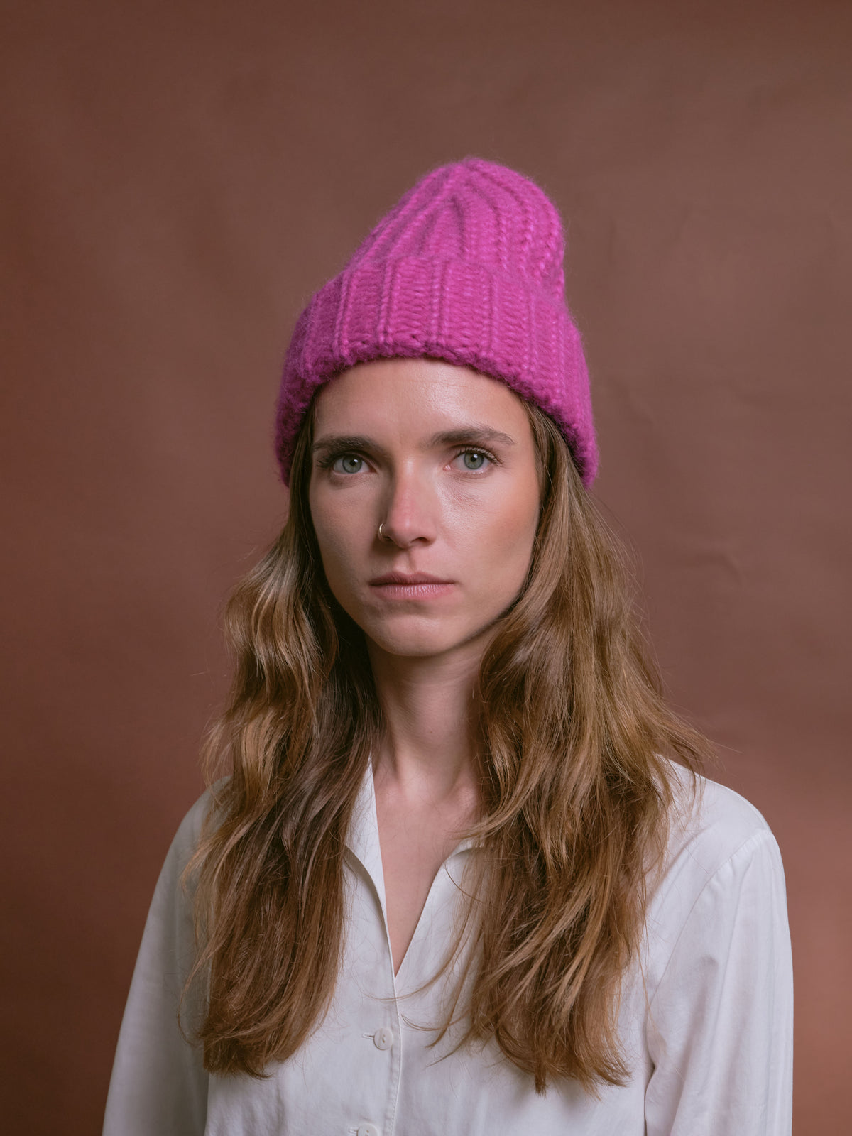 Baby-Alpaka-Mütze in Fuchsia von Manuela Bedford – am Model, Vorderansicht.