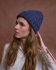 Baby-Alpaka-Mütze in Jeansblau von Manuela Bedford – am Model, Seitenansicht.