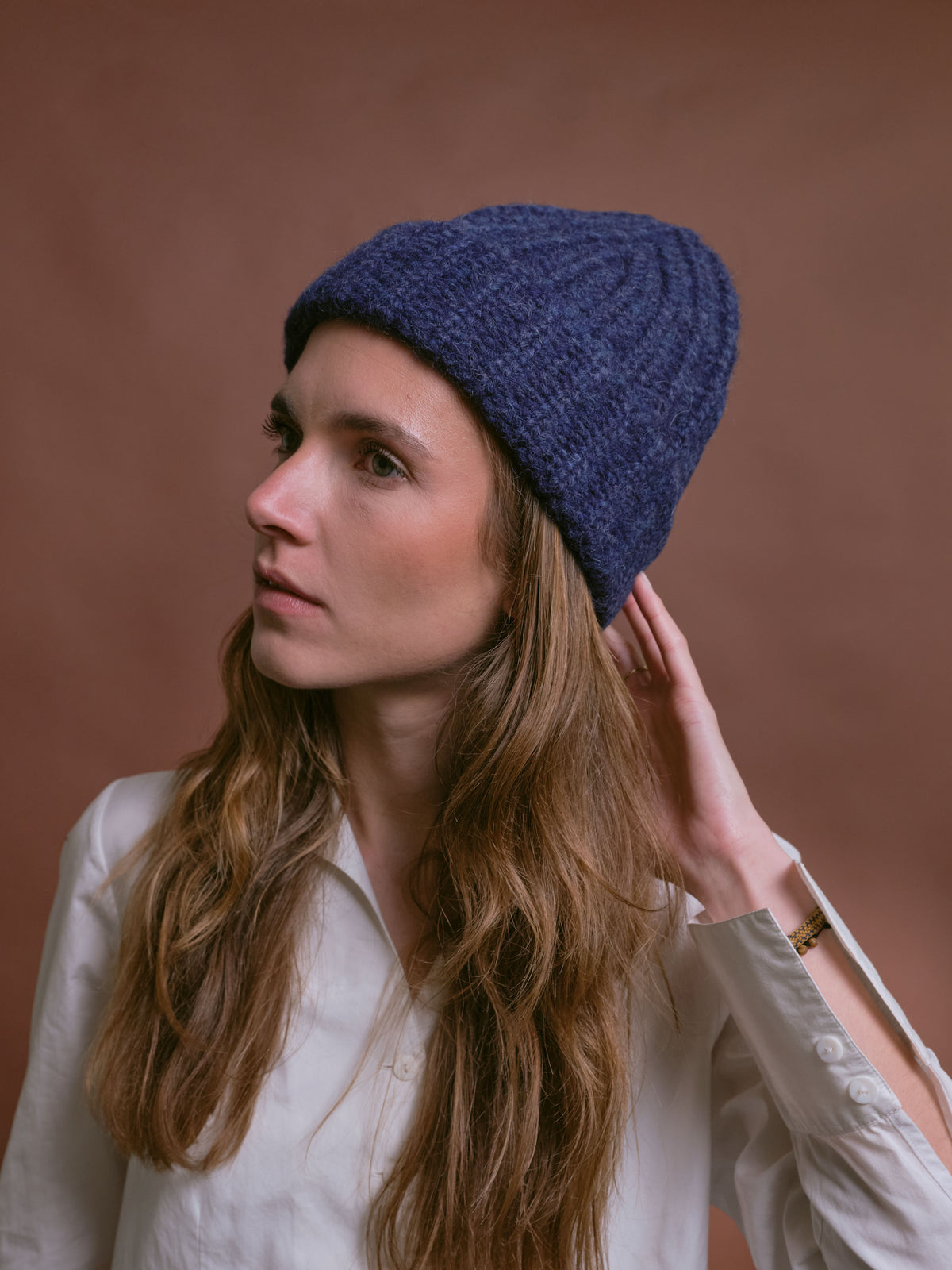Baby-Alpaka-Mütze in Jeansblau von Manuela Bedford – am Model, Seitenansicht.
