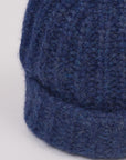 Baby-Alpaka-Mütze in Jeansblau von Manuela Bedford – Nahaufnahme der Strickstruktur und des umgeschlagenen Bündchens.