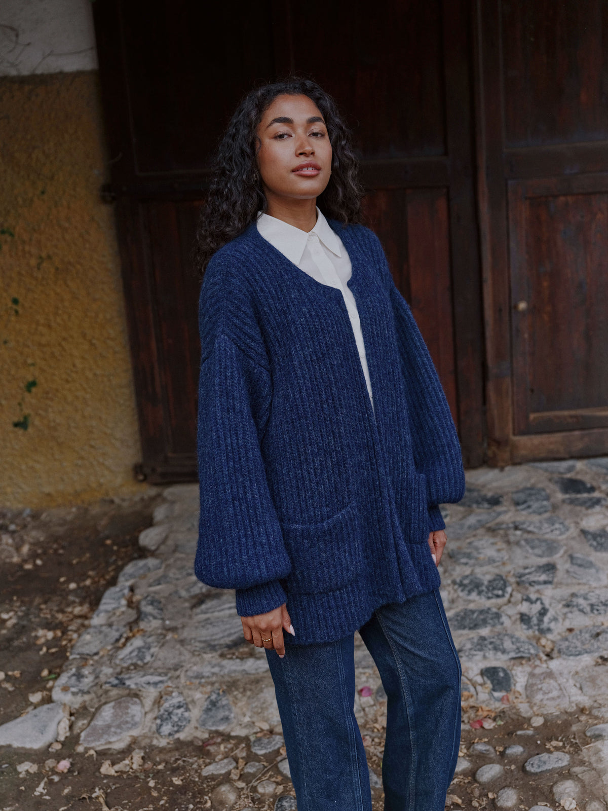 Lange offene Strickjacke Tinki aus Baby Alpaka in Jeansblau von Manuela Bedford.