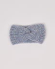 Gestricktes Stirnband in Grau von Manuela Bedford – flach ausgelegt mit gedrehter Vorderseite.