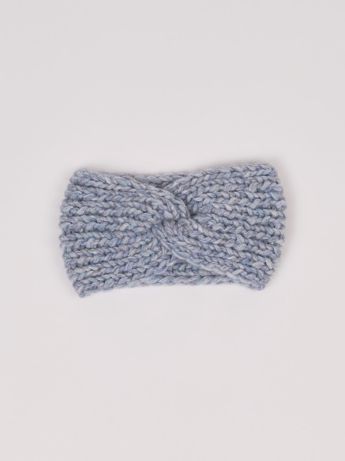 Gestricktes Stirnband in Grau von Manuela Bedford – flach ausgelegt mit gedrehter Vorderseite.