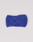 Gestricktes Stirnband in Königsblau von Manuela Bedford – flach ausgelegt mit gedrehter Vorderseite.