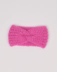 Gestricktes Stirnband in Pink von Manuela Bedford – flach ausgelegt mit gedrehter Vorderseite.