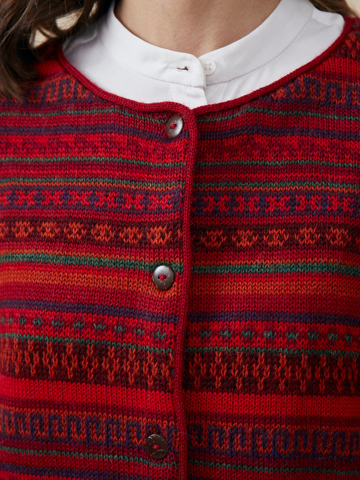 Rayas Strickjacke aus Alpaka von Manuela Bedford getragen