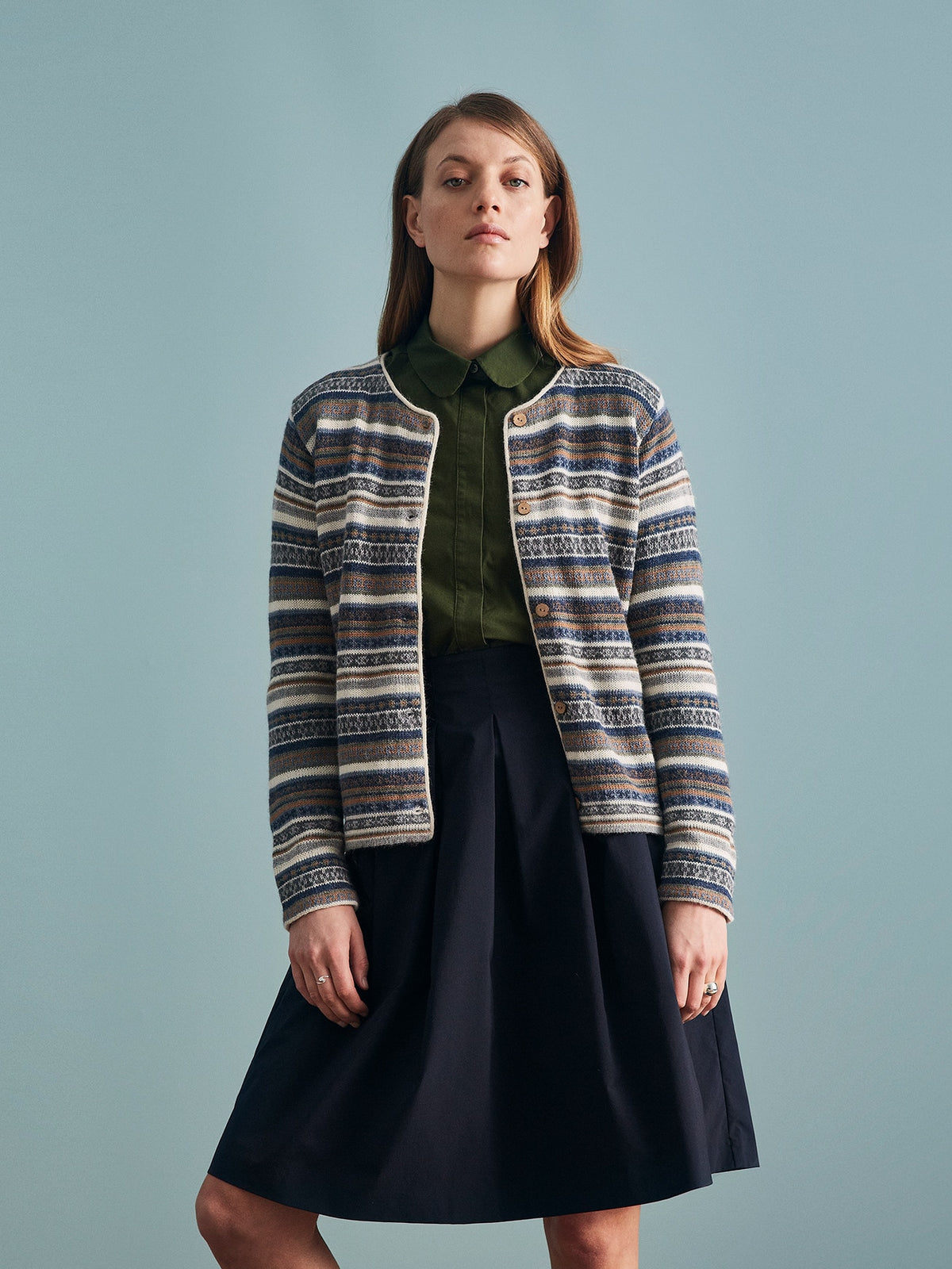 Cardigan Rayas in Navy mit Musterstreifen von Manuela Bedford – am Model, Vorderansicht.