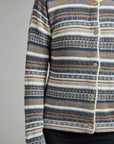 Cardigan Rayas in Navy mit Musterstreifen von Manuela Bedford – Detail des Streifenmusters und der Knopfleiste.